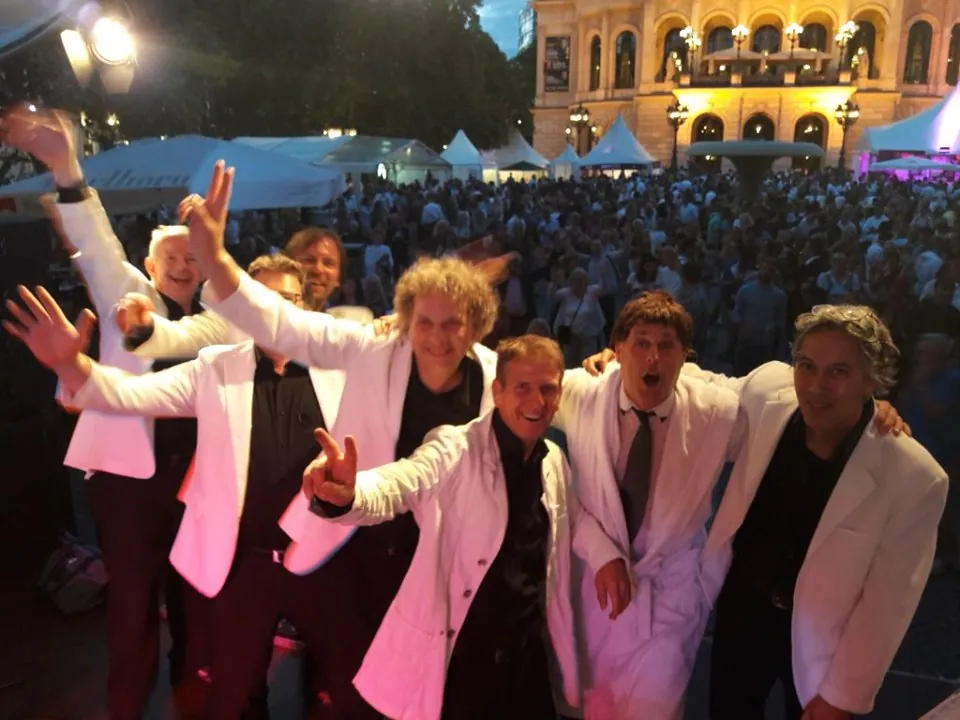 Die Tribute-Band in weißen Sakkos jubelt am Abend vor großem Publikum