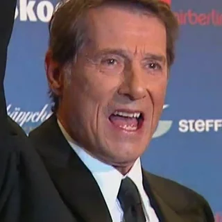 Udo Obermann, Pianist der Udo-Jürgens-Tribute-Band, winkt in die Kamera